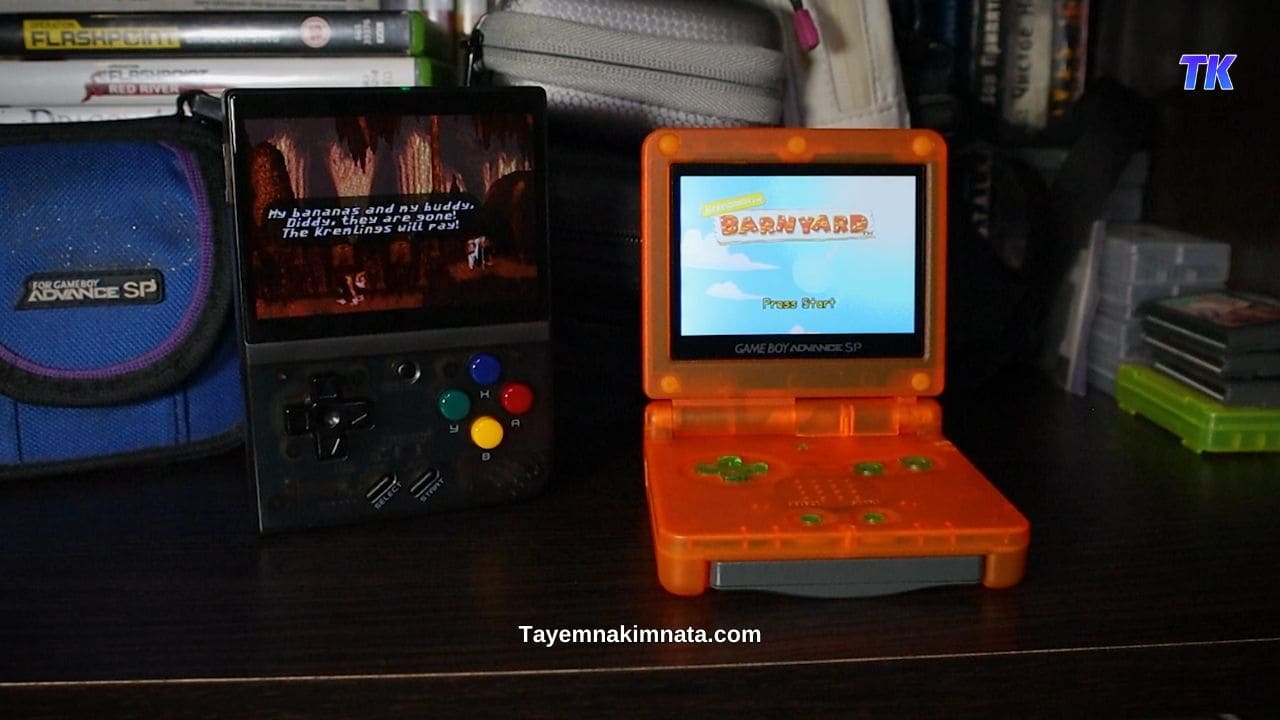 Екран Miyoo Mini + у порівнянні із модифікованим IPS-екраном Game Boy Advance.